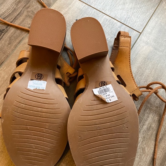 Tan strappy sandal with heel - Picture 4 of 4